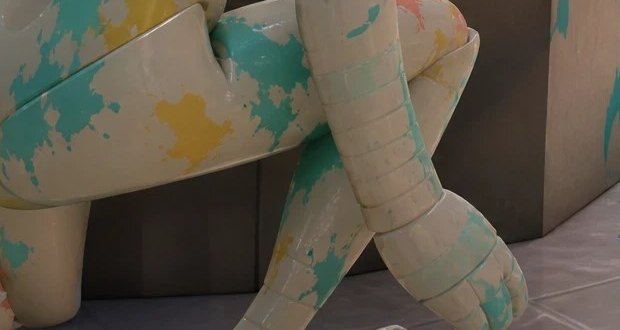 Floor Merchandise Pile hiding spot on Shopping Mall — Meccha Wiki guide